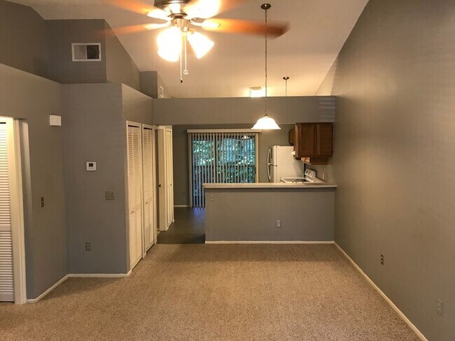 Foto del edificio - Convenient 2/2 Orlando Condo – Water & Garbage Included!