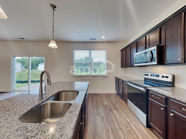 Building Photo - 2015 Bennett Dr
