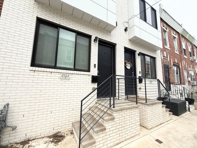 Stunning 4-Bedroom Townhome in Grays Ferry! Available NOW! - Stunning 4-Bedroom Townhome in Grays Ferry! Available NOW!