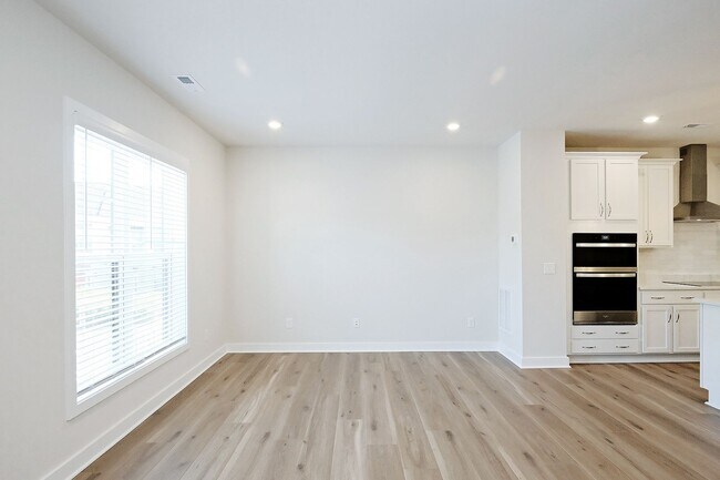 Building Photo - Dog-Friendly S. Albemarle Townhome