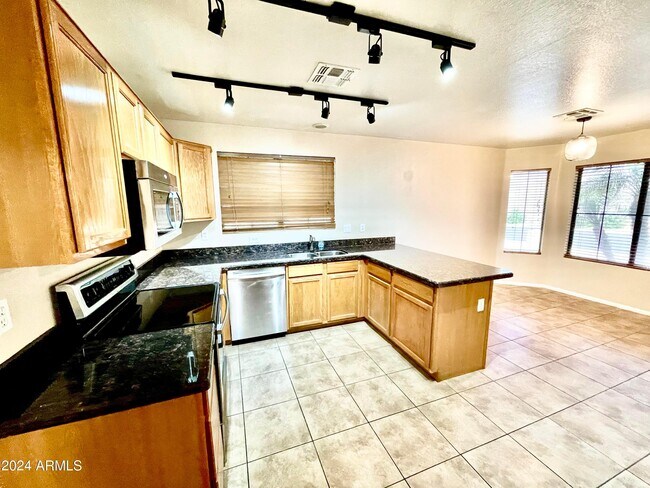 Building Photo - 3229 E Tonopah Dr