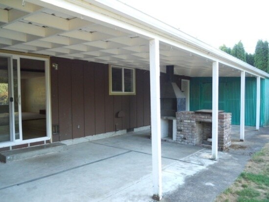 Building Photo - Large 4 Bed 2 Bath home