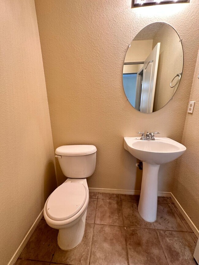 Building Photo - Move in Special! Stunning 2 story in Hunin...