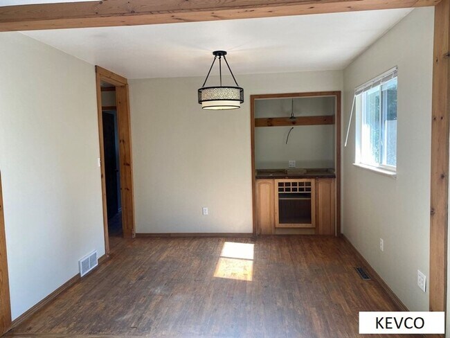 Building Photo - Home with Tons of Space!!