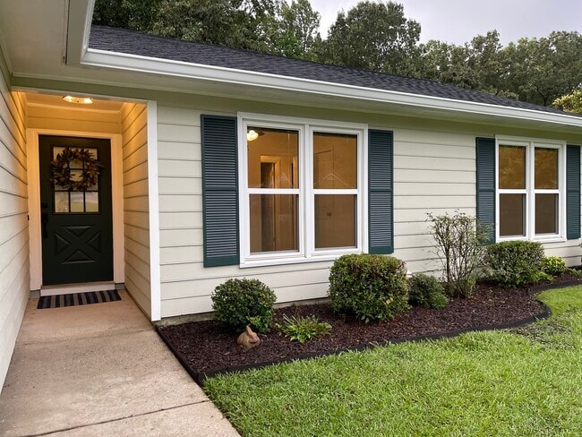 Building Photo - 717 Redwood Park