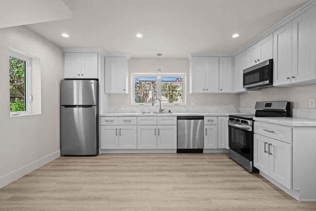 Building Photo - Newly Renovated | 2 BED 1 BATH ADU | Prime Pico-Robertson Location