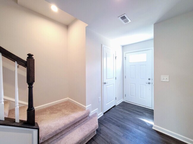 Foto del edificio - 3 Bd, 2.5 Ba End-Unit Townhome Offers Comf...