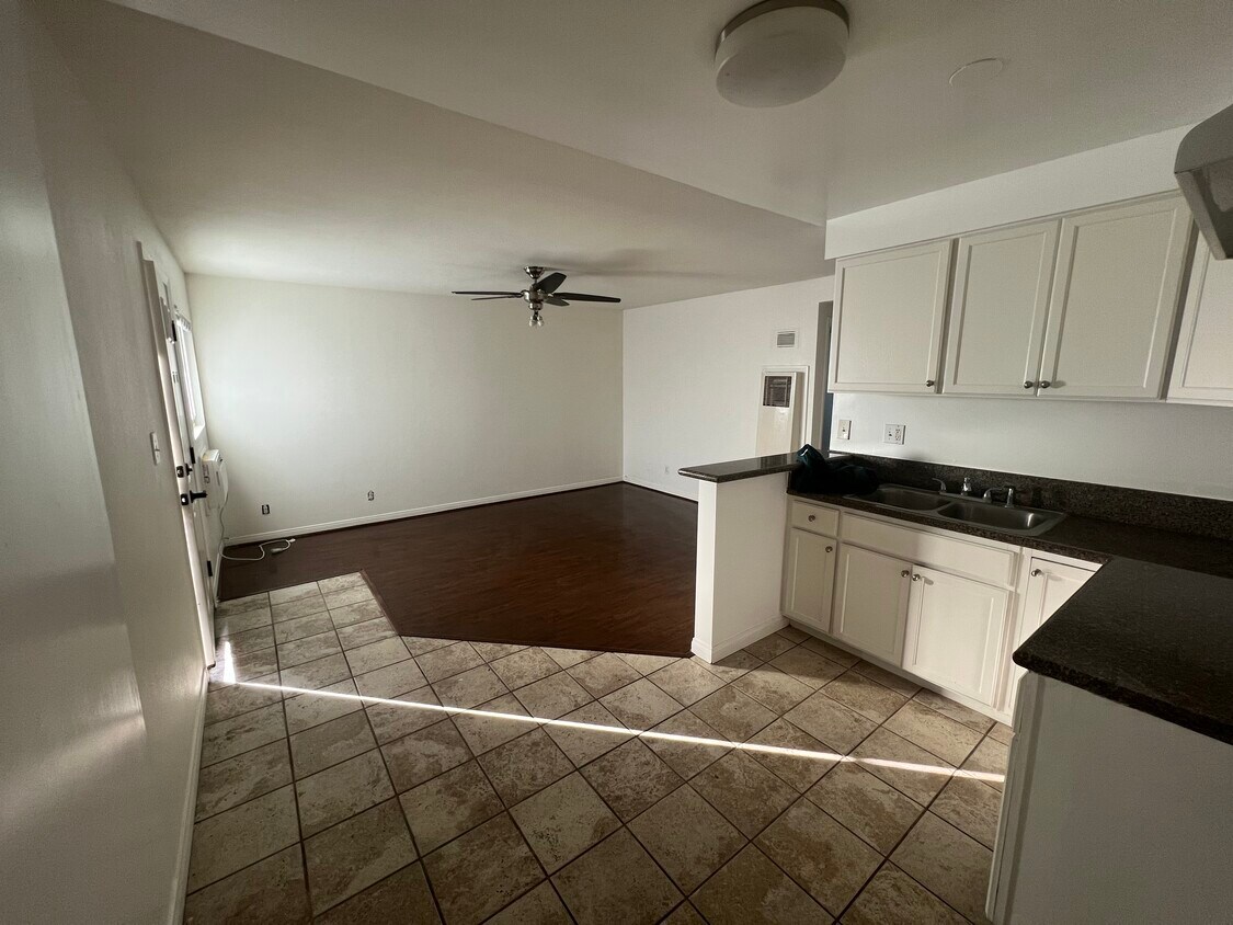 Primary Photo - 1590 N Fair Oaks Ave