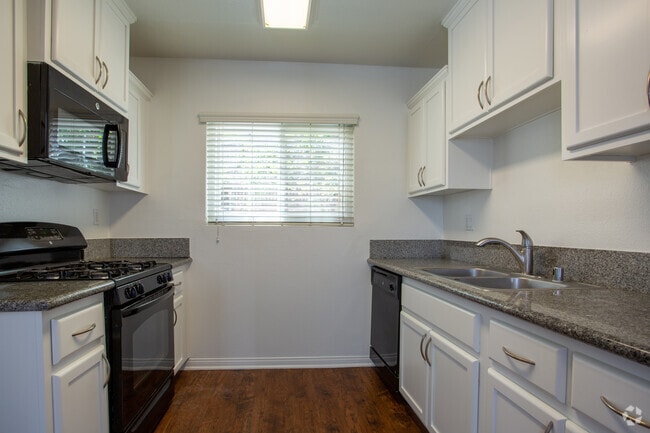 3BR, 1BA - 1000 SF - Northwind Apartments