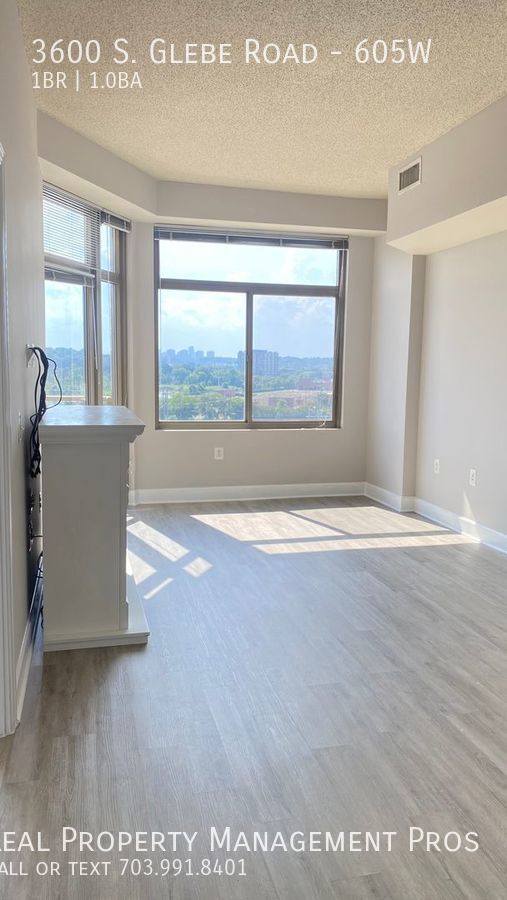 Building Photo - Sundrenched Arlington Condo at the Popular...