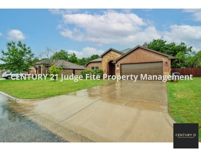 Building Photo - Beautiful 3/2/2 in Stephenville for Rent!