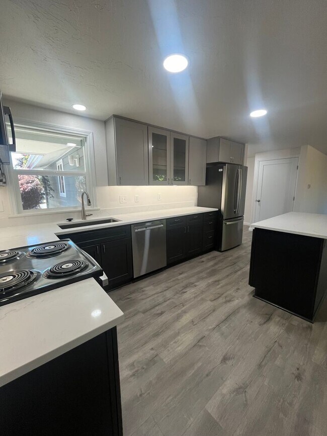 Foto del edificio - 3-Bedroom 2-Bathroom home in Eugene. Full Remodel!