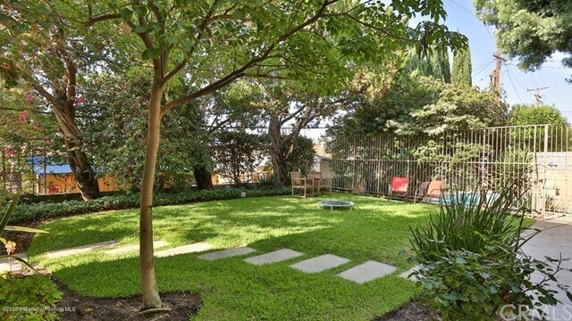 Foto del edificio - 1200 W Huntington Dr