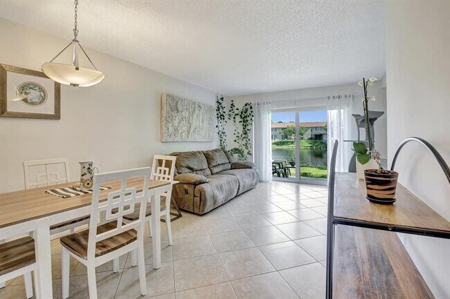 Foto del edificio - 9949 Twin Lakes Dr