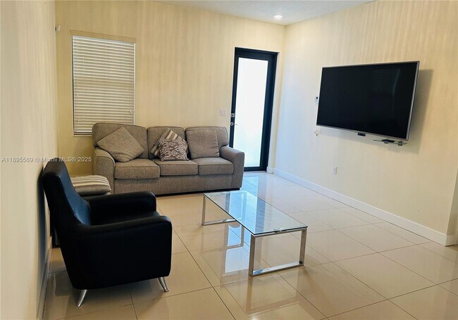 Foto del edificio - 7855 NW 104th Ave