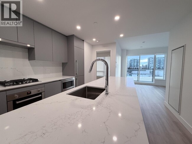 Building Photo - 7977 Lansdowne Rd