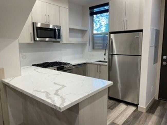 Building Photo - California Avenue Townhouse