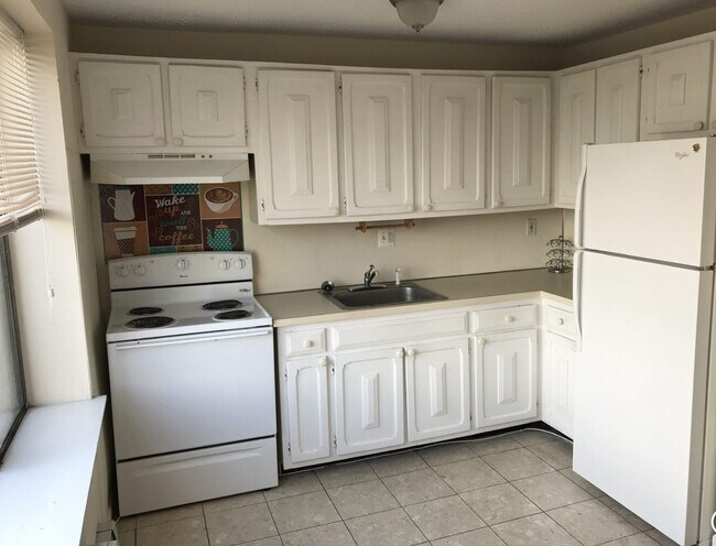 Building Photo - 755 Wethersfield Ave