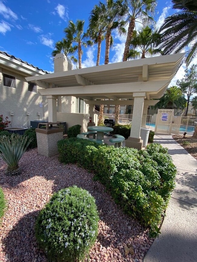 Building Photo - Beautiful 2 bedroom condo