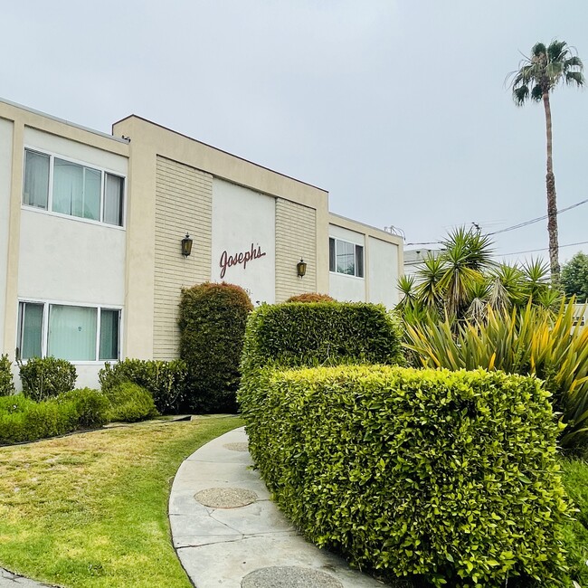 Building Photo - 10851 Moorpark St