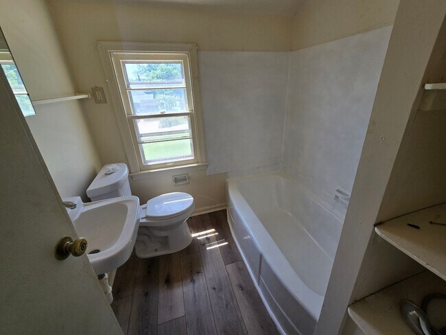 Foto del edificio - $900 - 2 Bedroom 1 Bathroom Townhome