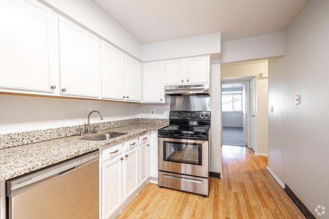 1BR, 1BA - 842SF - Kitchen - Heritage Square at Aberdeen