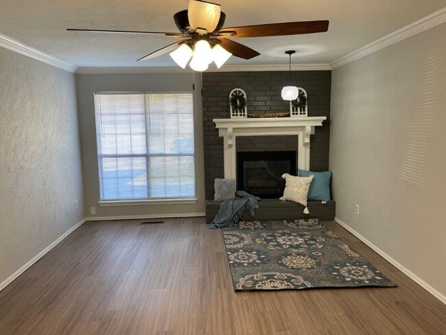 Building Photo - Remodeled , modern and lots of New in Moor...