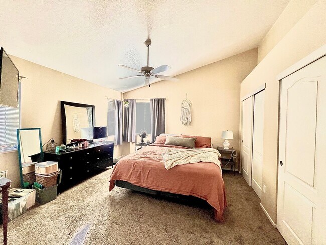 Foto del edificio - Beautiful 3 bed 2 bath home with 3 car gar...