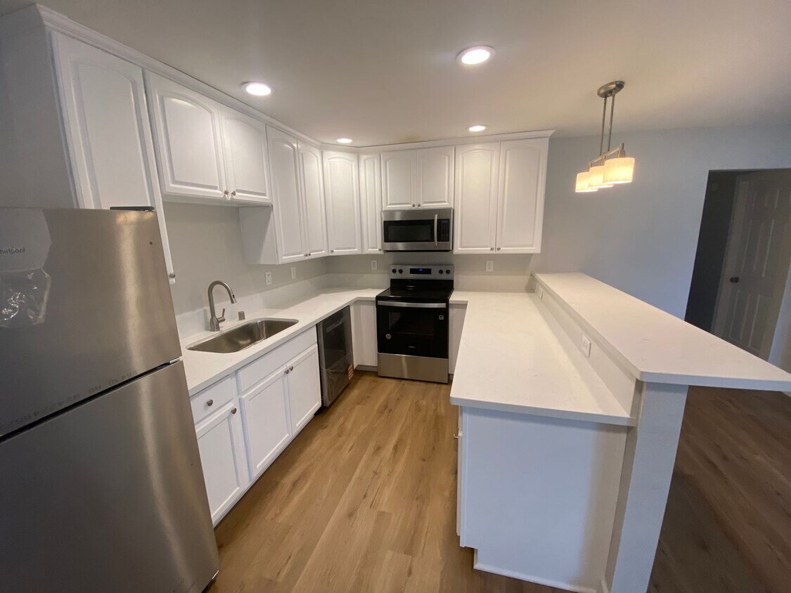 Foto principal - 3 Bed, 2 Bath First Floor Condo in Central...