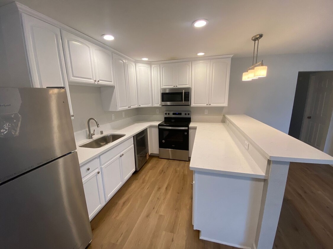 Primary Photo - 3 Bed, 2 Bath First Floor Condo in Central...