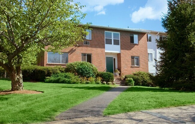 Foto del edificio - 2BR/1Bth unit in professionally managed complex, Heat/Hot Water included. Gym, pool, balcony