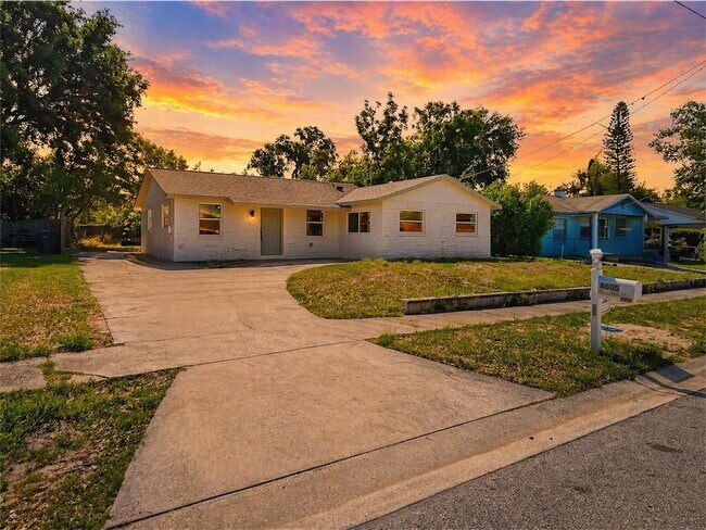 Foto del edificio - Spacious and Updated Home in Tampa! Move-in Ready | 2bed-1bath