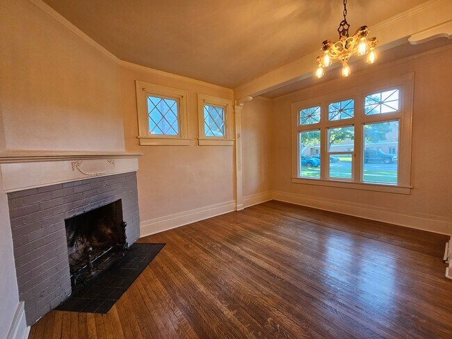 Building Photo - 4 Bedroom, 2 Bath Historical Home