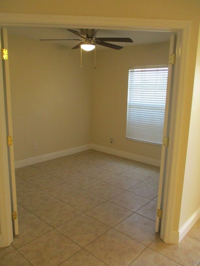 Foto del edificio - 1900 Kismet Pkwy W