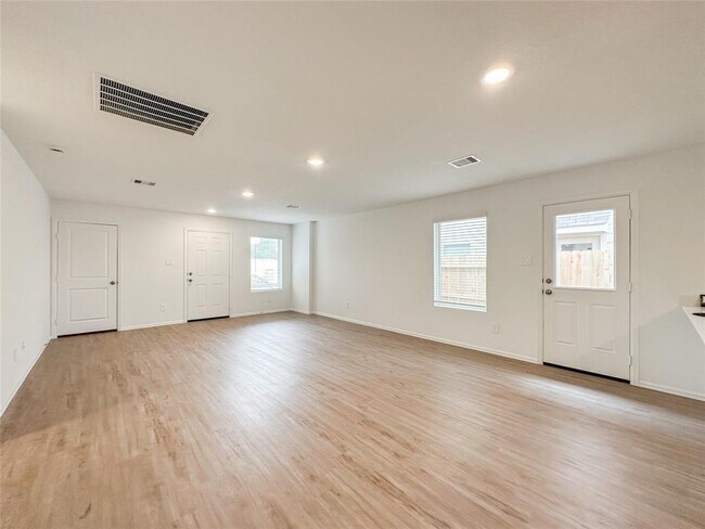 Building Photo - 1480 Las Cuevas Dr