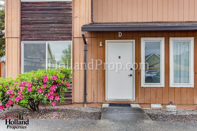Foto del edificio - Charming 3 Bedroom 1.5 Bathroom Apartment in Forest Grove!!! NEW PRICE at $1,625 and Reduced Secu...