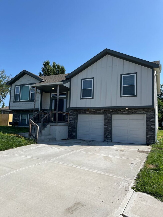 Building Photo - Don't miss out on this beautiful home!  Check out the Summer Special below!!