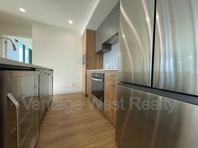 Building Photo - 306-3699 Capozzi Rd