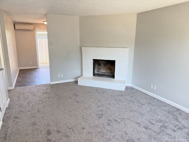 Foto del edificio - Updated 2 bedroom 1 bathroom dulpex in Springfield!