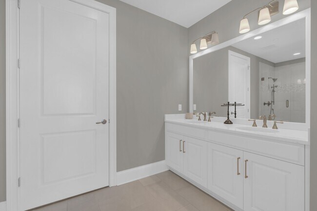 Building Photo - 1024 Club View Dr