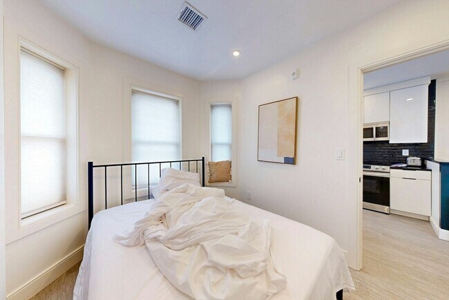 Foto del edificio - 353 E 8th St