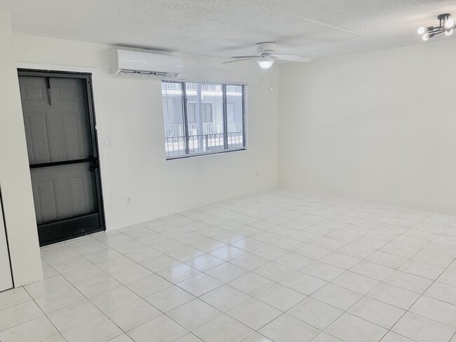 Building Photo - 826 Wiggins Pass Rd