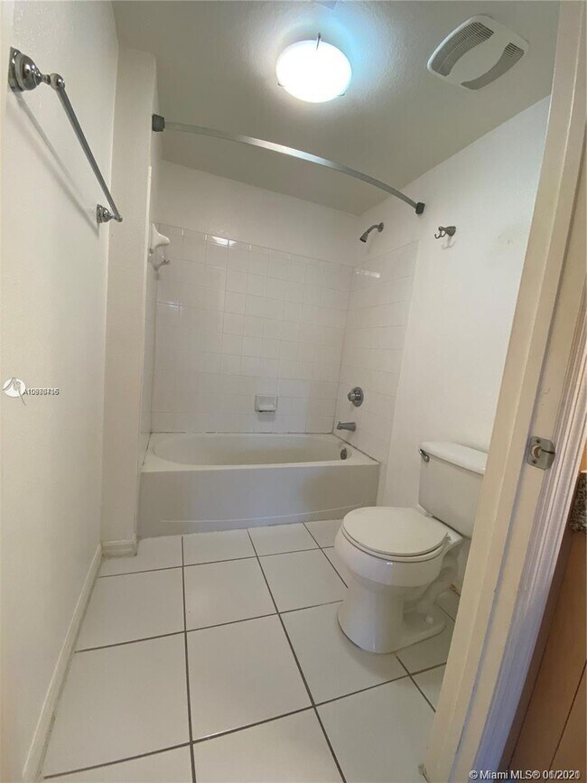 Foto del edificio - 2560 Centergate Dr