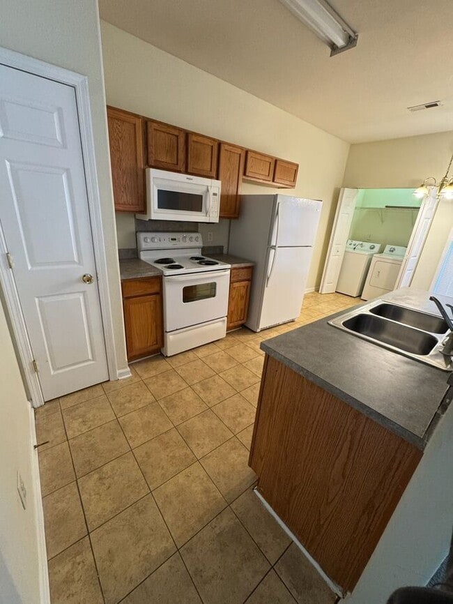 Foto del edificio - Charming 2 story, end-unit townhome with 3...