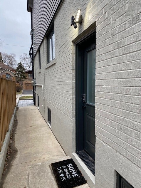 Building Photo - 46 Jopling Av N