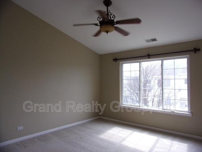 Building Photo - 652 S Rosehall Ln