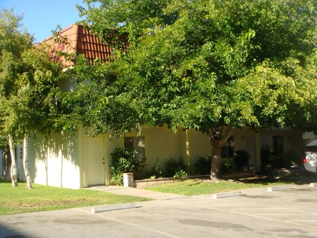 Building Photo - 639 Park St