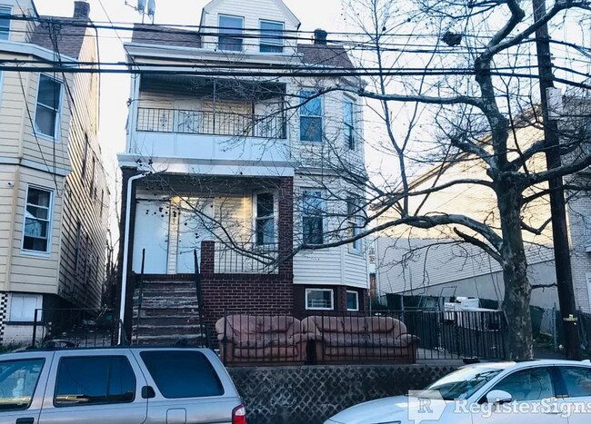 Building Photo - 465 S 14th St