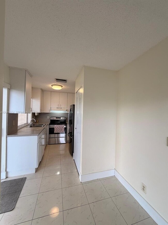 Foto del edificio - 6431 NW 171st St