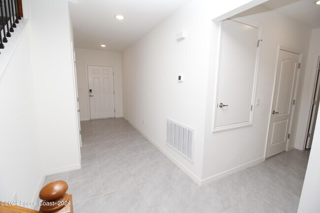 Building Photo - 1008 Canfield Cir